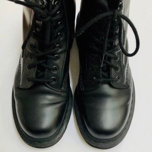 Mono Doc Martens 1460